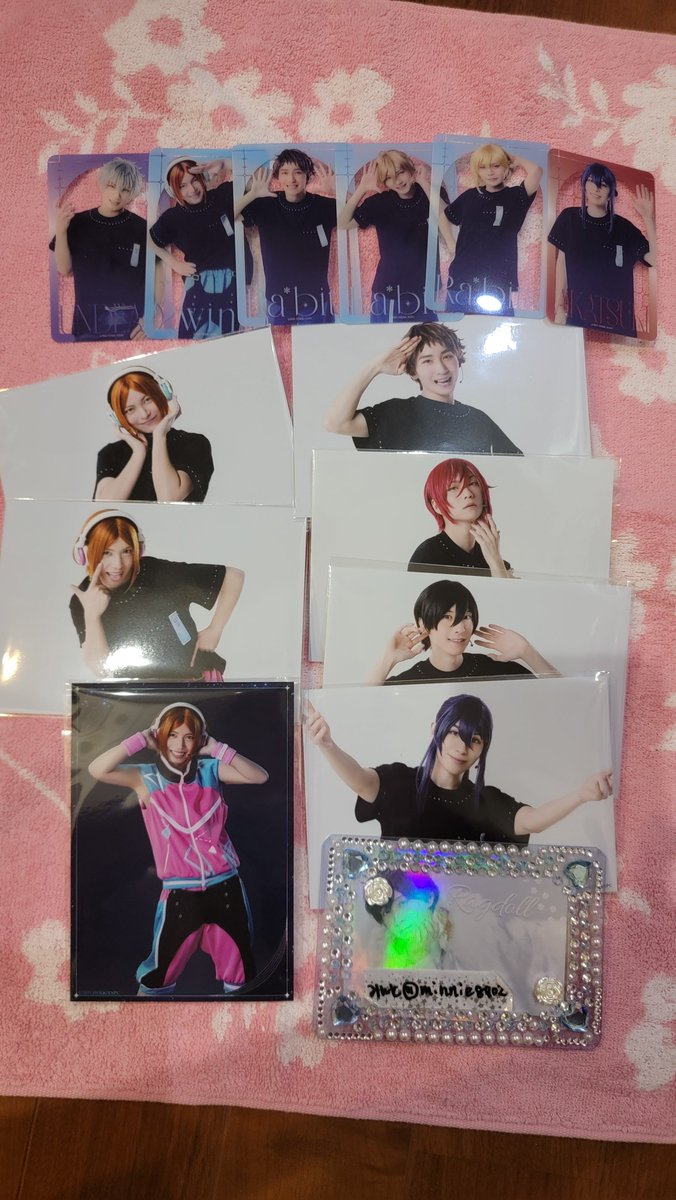 minnie8902's tweet photo. 【交換】 
あんステ 10th Live クリカ ランブロ ブロマイド クリアカード

譲→晃牙、ひなた、ゆうた、なずな、光、友也、颯馬、夏目、北斗

求→クリカ レオ、嵐、零、夏目、日和、薫
ランブロ 泉(縦＞横)、凛月(横)、嵐(縦)、レオ(縦)、薫(縦)

8/8マチソワ手渡し＞郵送 https://t.co/XXz9BJY6Us