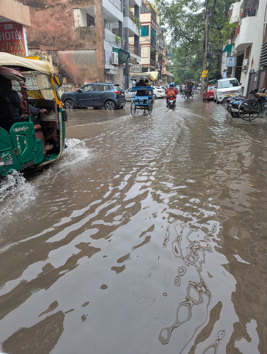 SimplyRrandom's tweet photo. Road between O &amp; M Block 
Lajpat Nagar 2 
New Delhi 

Several hours after rain stopped

Zero drainage 
All rain drains clogged or collapsed 

@gupta_rekha @MCD_Delhi https://t.co/5Y7g27yjgW
