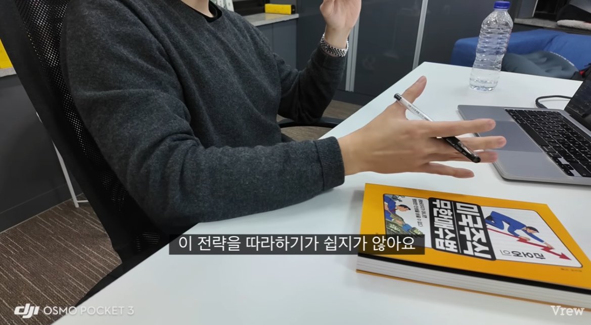 donbaek2's tweet photo. 라오어님의 TQQQ 무한매수법 쉽게 풀어봄

돈 반은 그냥 사고 반은 나눠서 사는
TQQQ 매수전략 아는사람들은 다 알지만
모르시는 분(나포함)들  있을 수 있어서 정리해봄

1. 절반은 지금 바로 사버린다
1억 있으면 5천만원은 지금 가격에 그냥 사버린다는 것
TQQQ는 며칠 만에 확 오를 수도 있어서
그때 이미 절반은 들고 있어야 수익이 크게 난다는 것

2. 나머지 절반은 조금씩 나눠서 산다
남은 5천만원은 한 번에 안 쓰고 잘게 쪼개서
꾸준히 조금씩 사 모은다는 것

3. 하루 종일 주가 안 봐도 되는 자동 매수를 쓴다
"오늘 마감 가격이 50달러보다 낮으면 사줘"라고 
미리 걸어두는 방식이라는 것
장중에 오르락내리락하는 걸 계속 지켜볼 필요 없이
마감 가격이 내가 정한 가격보다 
낮을 때만 자동으로 사진다는 것

4. 가격 기준을 두 개 걸어둔다
가격 하나만 걸어두면 어떤 날은 아예 안 사질 수 있어서
"이 가격 이하면 사줘" 기준을 높은 것 하나, 
낮은 것 하나로 걸어서
매일 조금씩이라도 사질 확률을 높인다는 것

5. 10%수익이 발생하면 전량 매도

변동성이 큰 TQQQ를 활용해서 트레이딩하는 방법임
아주 유명한 방법인데 
저는 제대로 스터디가 되어있지 않아서 안쓰고 있음

추후에 확신이 생기면 큰 돈은 아니더라도 한번쯤은
해보고싶은