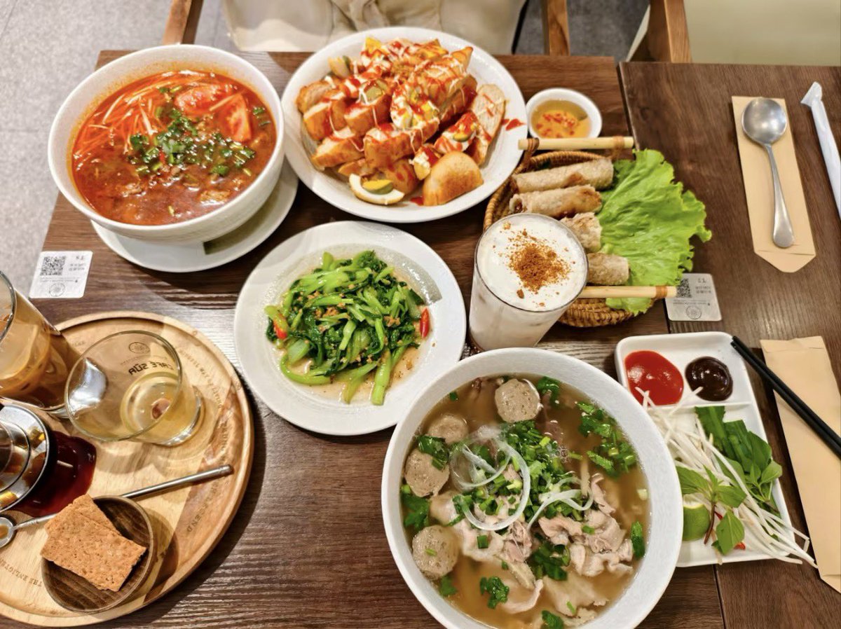 jl_2030_freedom's tweet photo. I love Vietnam🇻🇳 pho,coffee and roll https://t.co/FnoeKeVCoP