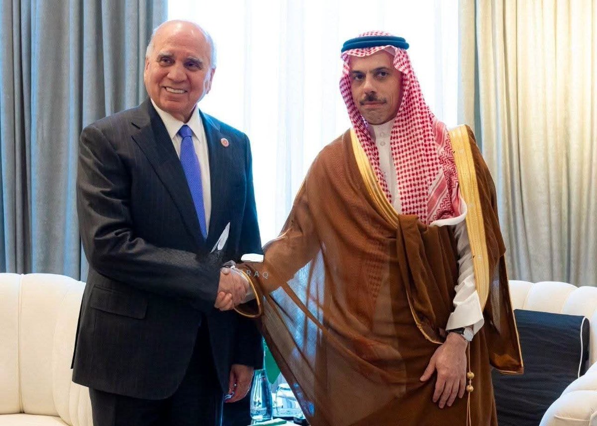 AlaskreeDrndesh's tweet photo. ابتسامه الانفصالي ع جراحنا 

بابتسامته العريضة وزير الخارجية العراقي يلتقي بالسعودي الذي استهدف الأراضي العراقية موقعا 50 شخصًا بين شهيد وجريح https://t.co/5mYkbSCiWR
