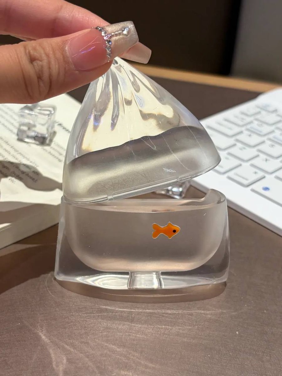 laufaaren's tweet photo. DIKIRA BAWA IKAN KE MANA-MANA TAUNYA CASE EARPHONE 😭🐟 https://t.co/jdwAcH0i8c