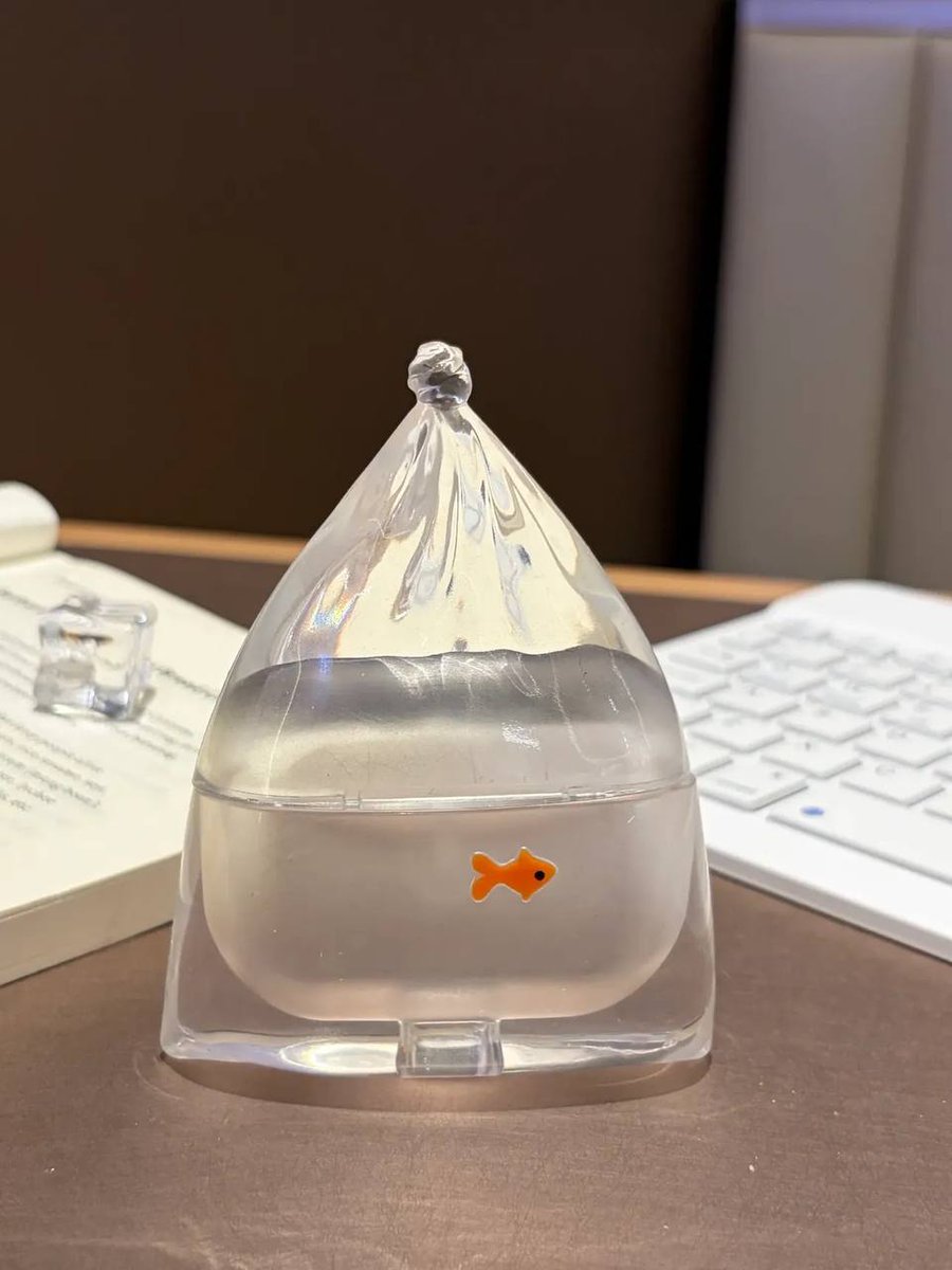laufaaren's tweet photo. DIKIRA BAWA IKAN KE MANA-MANA TAUNYA CASE EARPHONE 😭🐟 https://t.co/jdwAcH0i8c