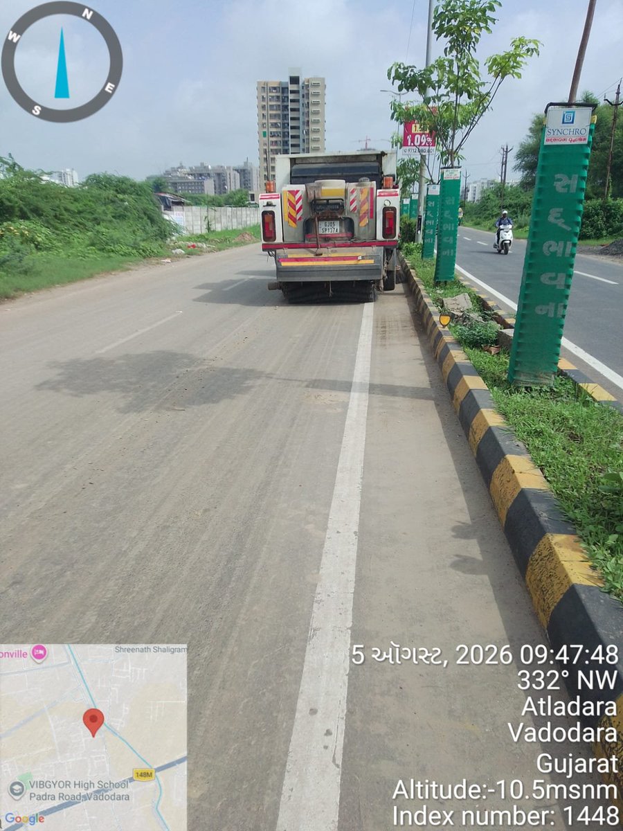 vmc_ward10's tweet photo. વહીવટી વોર્ડ નં 10 નાયરા પેટ્રોલ પંપ થી અરુની રેસીડેન્સી (ભાયલી )ડીવાઇડરની રોડ સ્વીપર મશીન દ્વારા કામગીરી.. https://t.co/odJU49weKK