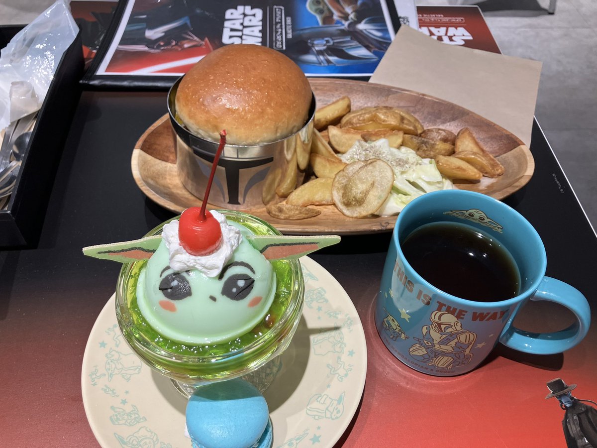 ash_daybreak's tweet photo. スターウォーズカフェ行ってきた！マンドーバーガー🍔とグローグープリン🍮
みんなお友達とキャッキャッしてたけどワタクシ独りでニヤニヤと愉しみました https://t.co/dtFiPqsLcV