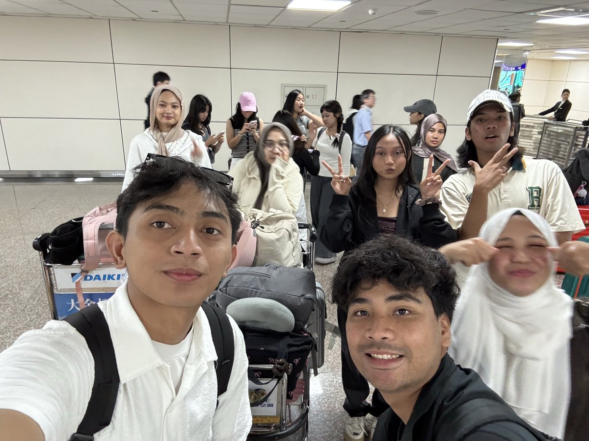kessaasaa's tweet photo. being called 'adek' by everyone feels so heartwarming, thank you guys for carrying me and making my summer so unforgettable🥹🫂 https://t.co/UNuk8mBbpO
