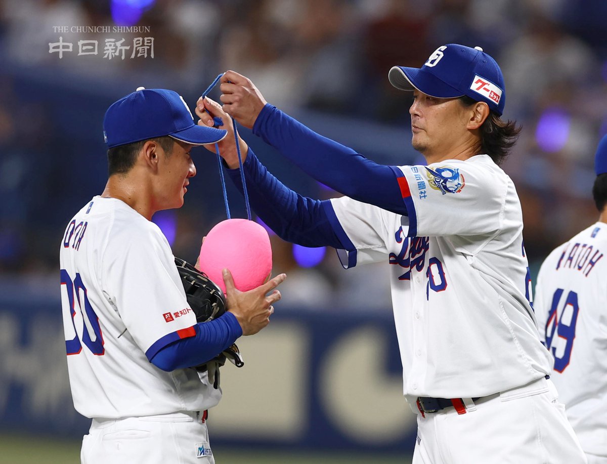 chunichiphoto's tweet photo. 【ドラゴンズ】だるまを尾田選手に渡す涌井投手 #涌井秀章 #尾田剛樹 #中日新聞 #中日スポーツ https://t.co/gKLoO3hx2p