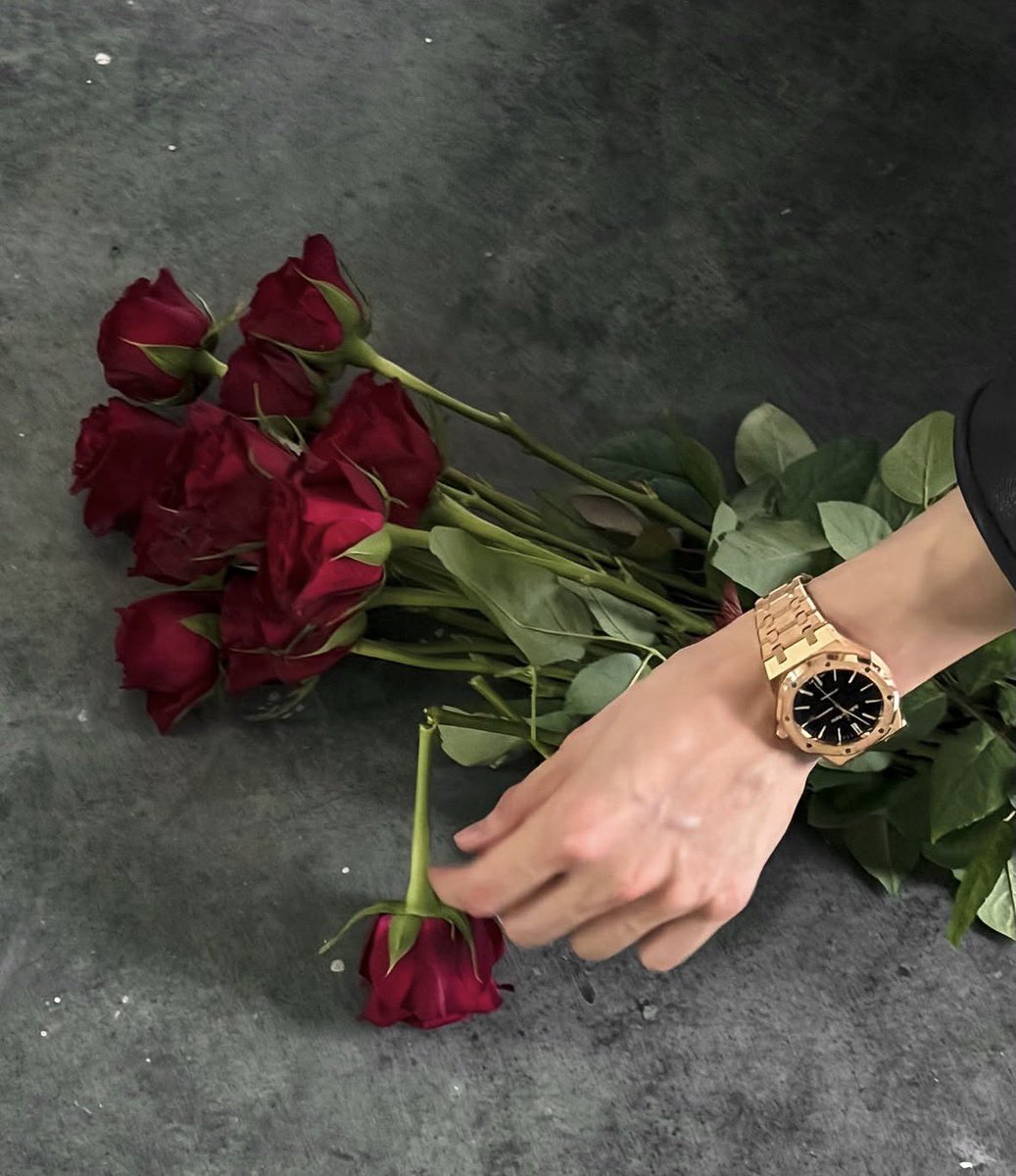 annalovesjd's tweet photo. Delulu locked in 🤭

13 roses traditionally mean “a secret admirer,” and can also symbolize eternal friendship. 🌹

But somehow… this picture communicates that Dunk prefers 12 roses instead? 👀

And 12 roses carry a completely different meaning: true love and devotion.

Now, I’m not saying Dunk intentionally left out the 13th rose… but if he did, he turned the bouquet’s meaning from “I admire you” into “Be mine.” 🤭🌻