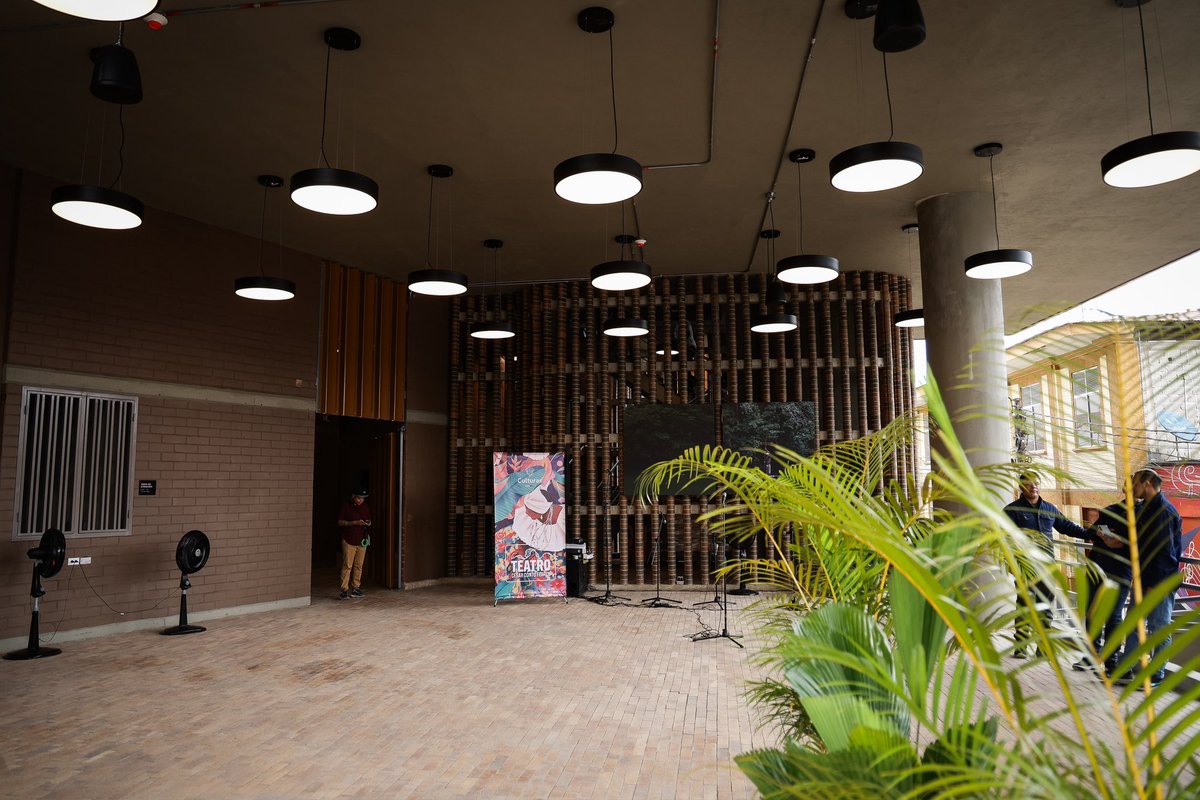 KadamaniYannai's tweet photo. Convencida de que retoña el Pacífico colombiano con la entrega del Teatro César Conto Ferrer de Quibdó, el primer teatro público del litoral Pacífico.

Una obra cuyos diseños comenzaron hace siete años y que fue abandonada por el gobierno anterior, hasta que el Gobierno del presidente  @petrogustavo decidió retomarla y asumir integralmente su financiación.

Más de $25 mil millones para hacer realidad 3.356 m² de arquitectura para la cultura: siete pisos, escenario con foso orquestal, de las mejores mecánicas teatrales del país, palcos, plateas, camerinos y zonas comerciales. 

Lo más importante no cabe en la infraestructura, el teatro es el cumplimiento de un compromiso adquirido con la Mesa de Cultura del Paro Cívico del Chocó. A veces gobernar consiste, sencillamente, en no olvidar las promesas. 

#ConDignidadCumplimos
@petrogustavo