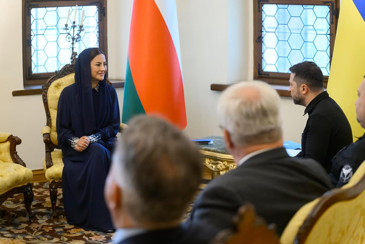 Maitha_mahrouqi's tweet photo. يشرفني أن أستهل هذه المهمة بتقديم أوراق اعتما��ي إلى فخامة الرئيس فولوديمير زيلينسكي سفيرةً معتمدة فوق العادة ومفوضةً غير مقيمة لـ سلطنة عُمان لدى أوكرانيا 🇴🇲🇺🇦

وتشرفتُ بنقل تحيات مولاي جلالة السلطان المعظم حفظه الله، وتمنياته الطيبة لفخامة الرئيس والشعب الأوكراني الصديق بدوام الخير والازدهار ؛ مؤكدة لفخامته حرص بلادنا سلطنة عُمان بتعزيز علاقات الصداقة والتعاون بين بلدينا، والعمل على توسيع آفاق الشراكة بما يخدم المصالح المشتركة.