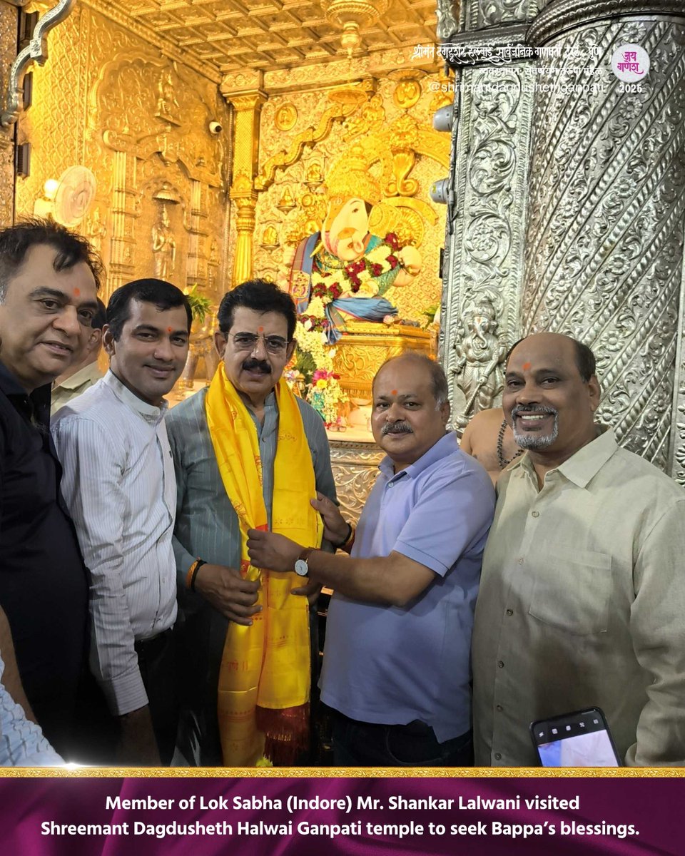 DagdushethG's tweet photo. जय गणेश!
विविध मान्यवरांनी श्रीमंत दगडूशेठ हलवाई गणपती बाप्पांचे दर्शन घेतले, ट्रस्टतर्फे सर्वांचा यथोचित सन्मान करण्यात आला.
.
.
.
.
#shrimant #dagdushethganpati #bappa #shrimantdagdushethhalwaiganpati #ganpati https://t.co/31PGPgU2qB