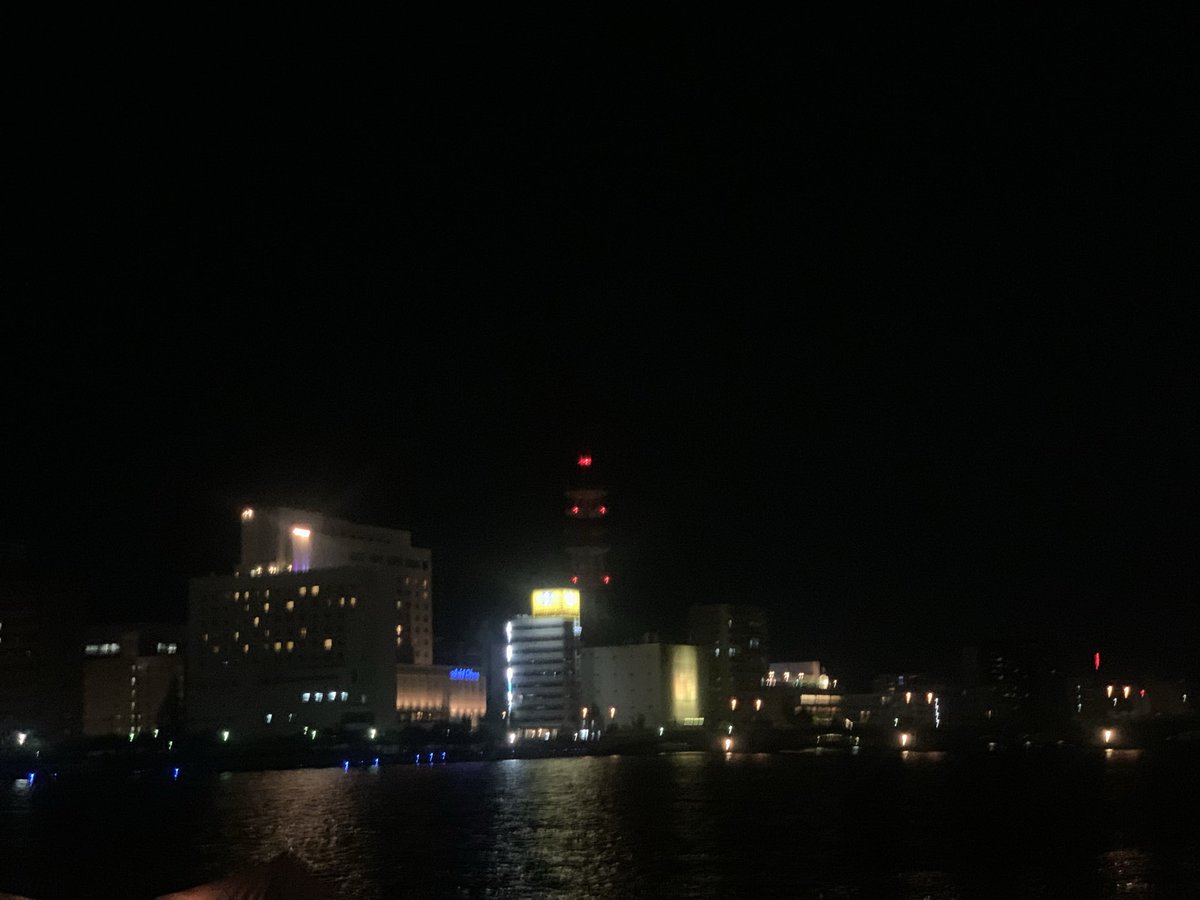 rippesan's tweet photo. 信濃川のほとりで、ビール飲みながら延々、期待や嫉妬や自立心や孤独の話をぐるぐる考えながらできて、急に具合が悪くなるを思い出すような、そんな蒸し暑い夜 https://t.co/CUwtyfuxxP