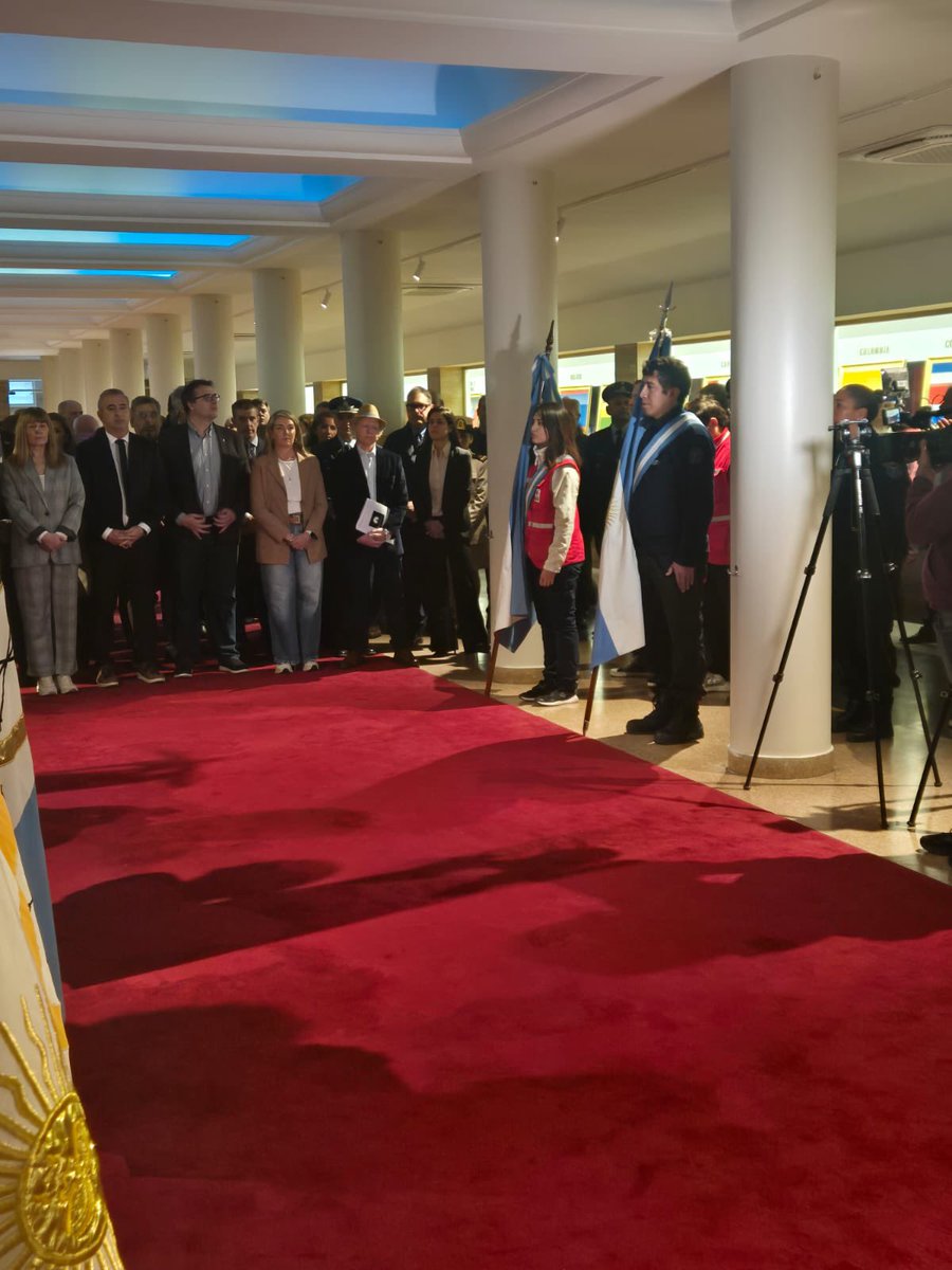 BombVolRosario's tweet photo. #Hoy Bomberos de nuestra Institución participaron del acto oficial por el 174º Aniversario de la Declaración de Rosario como Ciudad.
#NuestraComunidad #NuestroCompromiso
Somos los Bomberos de la Ciudad Autónoma de Rosario
#BomberosRosario
#NosNecesitamos https://t.co/XioyZsvNgC
