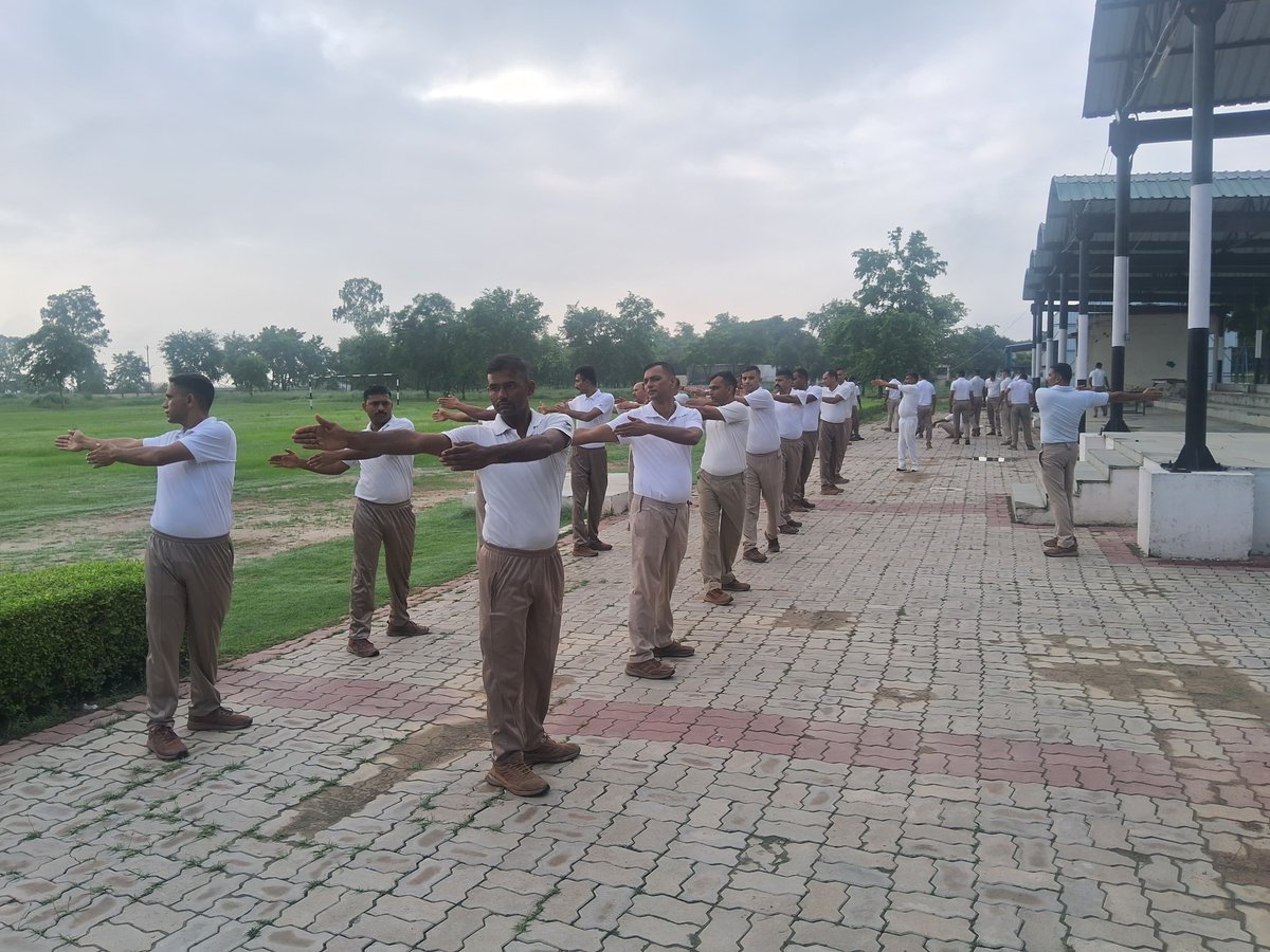 9BnSSB_INDIA's tweet photo. SSB 09वीं वाहिनी के जवानों द्वारा नियमित दैनिक पीटी के माध्यम से शारीरिक दक्षता, मानसिक सुदृढ़ता एवं परिचालन तत्परता को निरंतर सशक्त बनाया जा रहा है।
#SSB_INDIA #SSBFTRLUCKNOW #SSBSHQGKP #DailyPT #PhysicalTraining #PhysicalFitness https://t.co/u7xdBgMsBE