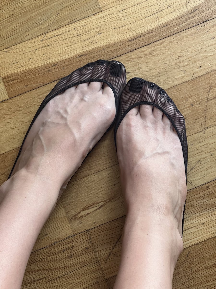 emily_sweetfeet's tweet photo. I'm at home all day, wearing pedi socks and admiring my fresh black pedicure🖤✨ https://t.co/rklQIOVElT