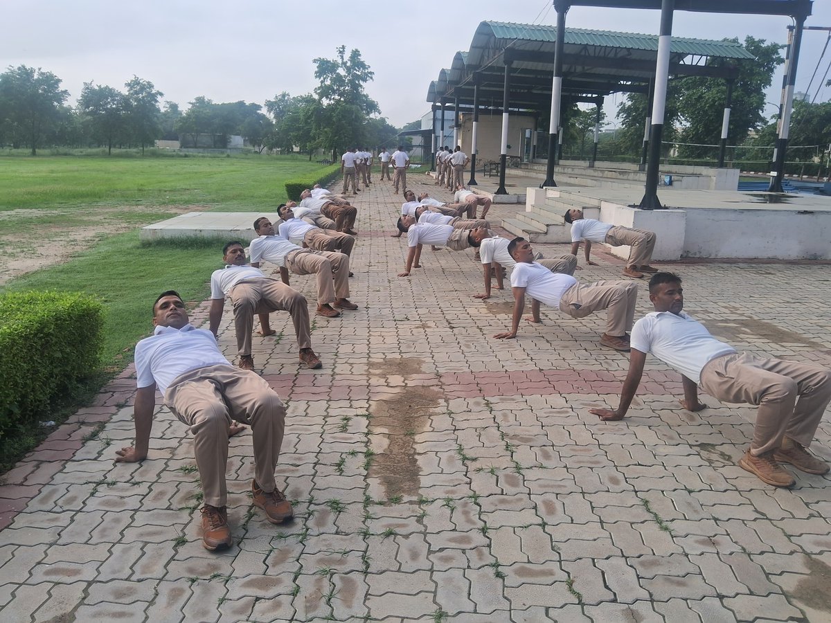 9BnSSB_INDIA's tweet photo. SSB 09वीं वाहिनी के जवानों द्वारा नियमित दैनिक पीटी के माध्यम से शारीरिक दक्षता, मानसिक सुदृढ़ता एवं परिचालन तत्परता को निरंतर सशक्त बनाया जा रहा है।
#SSB_INDIA #SSBFTRLUCKNOW #SSBSHQGKP #DailyPT #PhysicalTraining #PhysicalFitness https://t.co/u7xdBgMsBE