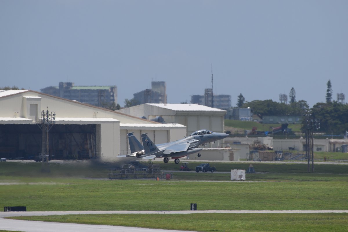 StudioHappyM4's tweet photo. F15EX

もう先月ですが、7月にラプター目当てに
#嘉手納基地 行ったとき、
テールコード OT (Operational Test) の F-15EX が
2機の F-15E ストライクイーグル 引き連れて、来てました

降りるところ見れませんでしたが、
この日に帰ったという情報も…
(離陸時だけでも見れてよかった)

 #F15E #F15EX https://t.co/TWnubdiw2K