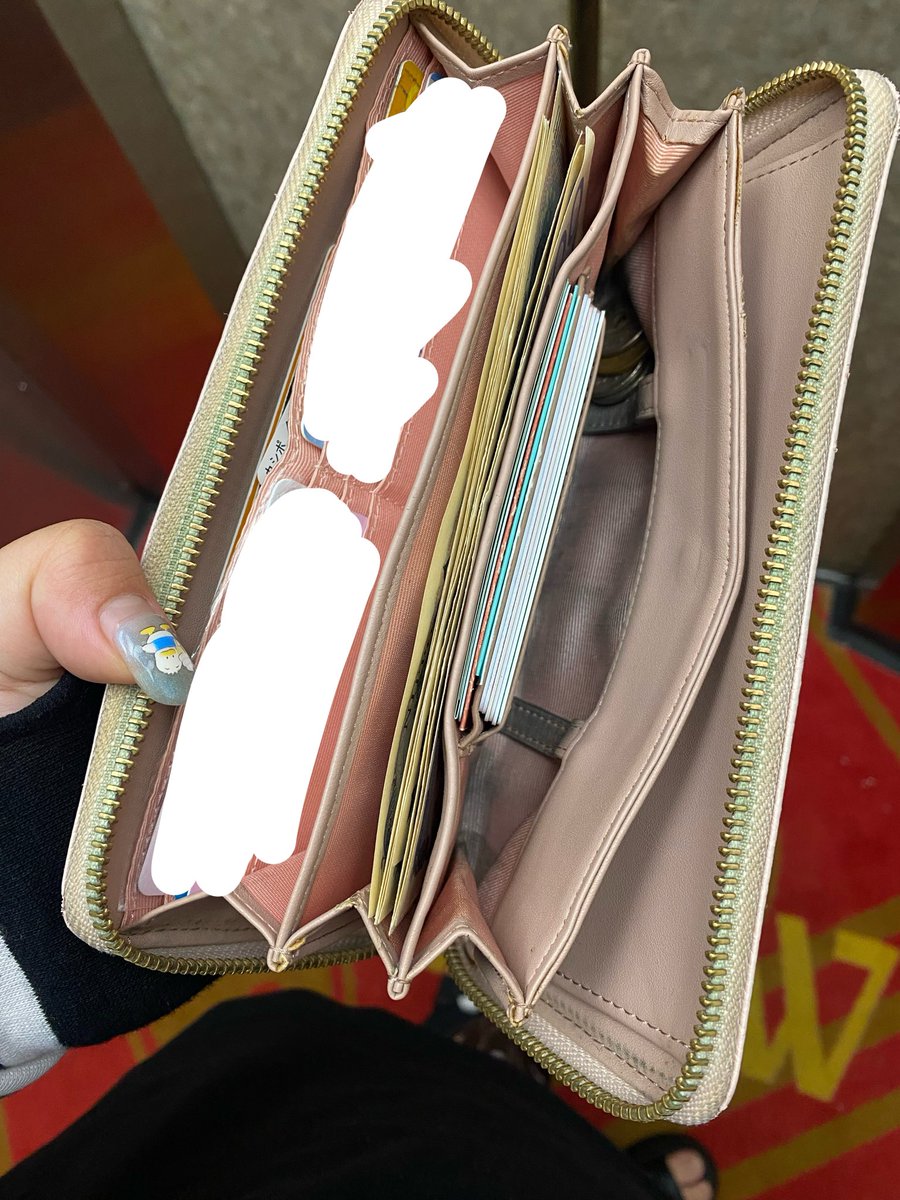 fx_yz2's tweet photo. え？？？え？？？？3日前22万お財布にあったのに、今9000円？？？現実？？？？これは現実？？？？？え？？？？なにがあってこうなった？？？え？？ん？？？9万、、？やなくて9000円？？？？😭😭 https://t.co/ipFzN69821