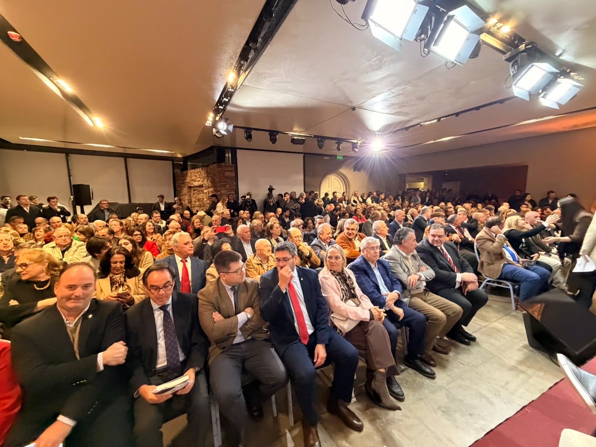 Tabareviera's tweet photo. En la noche de ayer se presentó el libro de @PedroBordaberry ¡Al Trabajo y Adelante!

Muy bueno lo de @JMaSanguinetti y @Luisaheber https://t.co/VIEngCmieq