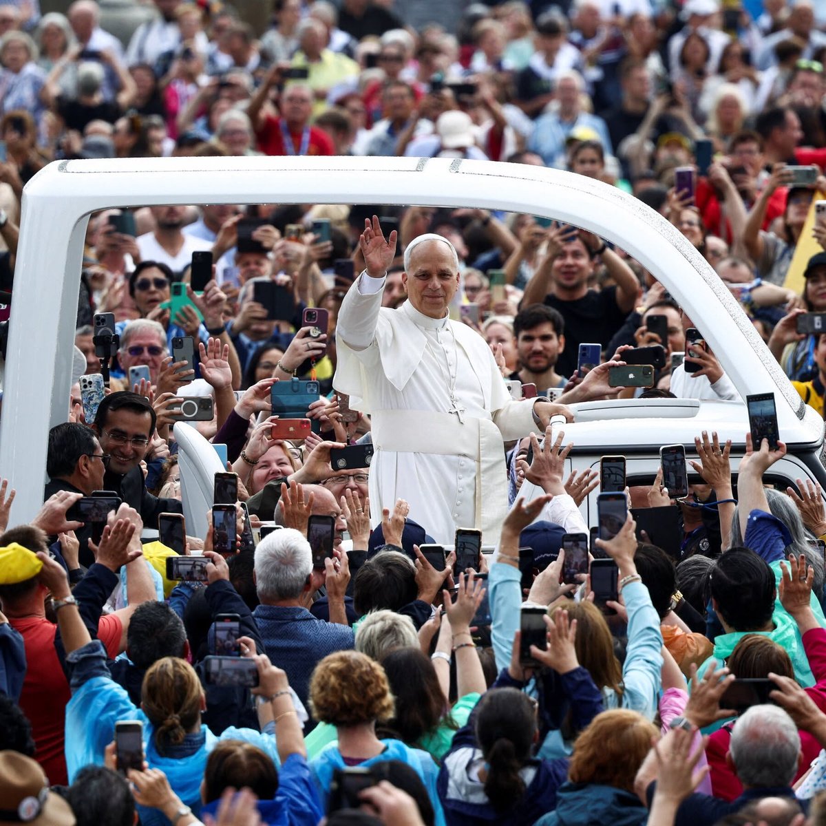 gobdecordoba's tweet photo. Córdoba expresa su profunda satisfacción ante la confirmación oficial de la Santa Sede sobre la visita apostólica de Su Santidad el Papa León XIV a la República Argentina, prevista entre los días 8 y 11 de noviembre, que incluirá a las ciudades de Córdoba, Luján y Buenos Aires. 

“Para #Córdoba es un inmenso honor y un profundo orgullo recibir al Papa León XIV”, dijo el gobernador @MartinLlaryora.

🤝 La Provincia acompañará y colaborará con las autoridades nacionales, eclesiásticas y municipales en todas las acciones necesarias para garantizar una organización acorde con la magnitud del acontecimiento, brindando las condiciones de seguridad, logística e infraestructura que demanda una visita de estas características.

👐 La visita de @Pontifex nos permitirá mostrar al mundo el espíritu abierto, hospitalario y solidario de nuestra provincia, así como el compromiso con los valores del encuentro, el diálogo y la paz que el Santo Padre promueve de manera permanente.

Asimismo, representará un momento histórico para fortalecer los lazos de fraternidad entre los argentinos y reafirmar el compromiso de Córdoba con la convivencia, el respeto y la construcción del bien común.

👋 Invitamos a todos los cordobeses y a los argentinos de otras provincias a vivir este acontecimiento con respeto, esperanza y alegría, colaborando para que la visita del Papa León XIV sea una celebración histórica que convoque a creyentes y no creyentes en torno a los valores de la fraternidad, la unidad y la paz. 🕊