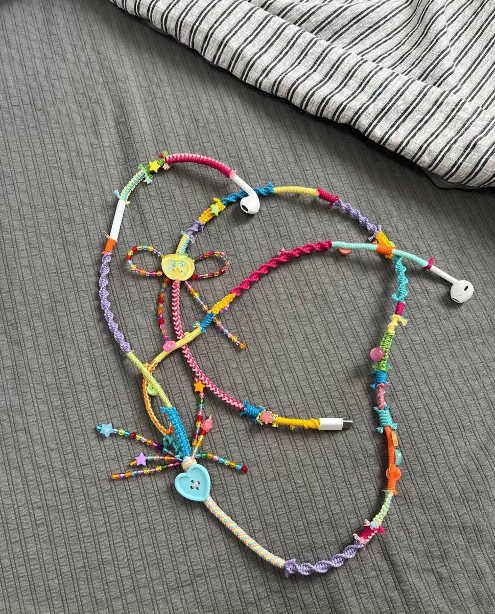 laufaaren's tweet photo. GAK NYANGKA EARPHONE KABEL JADI SECANTIK INI 😭🫵🩷 https://t.co/pUb4Rri0NS