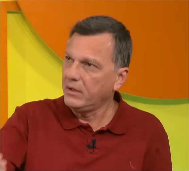 golsdobrasil1's tweet photo. 🗣️ Mauro Cezar Pereira questiona busca do Flamengo por Almada, no UOL:

"Questiono muito, eu acho Almada ótimo, ele elevaria o patamar do clube, tudo bem, mas ele (Leonardo Jardim) tá pedindo um meia. Cara, ele tem o Arrascaeta, o Paquetá, o Carrascal e ele descobriu o Lino jogando de meia. Tem quatro jogadores com características diferentes que atuam como meias. Ele precisa de mais um? E centroavante? Só tem o Pedro. O Flamengo não contrata um centroavante, gente."

📸 Reprodução