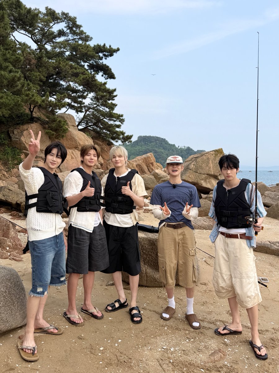 TXT_bighit's tweet photo. <TXT의 여름방학일기> 우리들의 바다일기 🌅💭

본편 🔗 https://t.co/J9ABhkQYHK

#투모로우바이투게더 #TOMORROW_X_TOGETHER #TXT
#Summer_Diary_TXT https://t.co/qt2hA2GquC