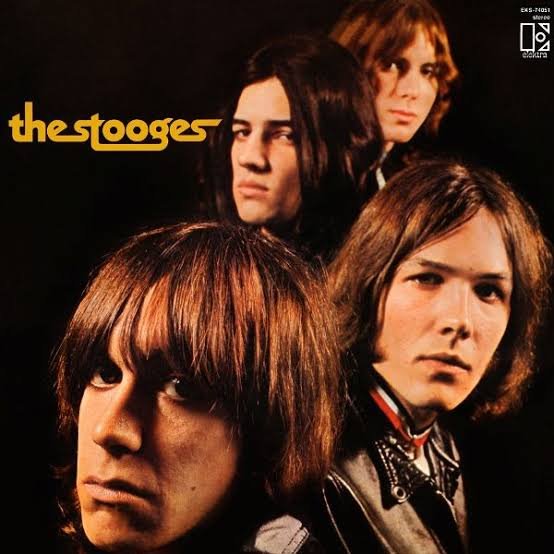 RadioMundoRock's tweet photo. El debut de The Stooges 🎸💣

​El 5 de agosto de 1969, #TheStooges lanzaba su tremendo disco debut, marcando a fuego el sonido y la actitud de toda una época. Con Iggy Pop al frente, este álbum incluyó verdaderos himnos como "I Wanna Be Your Dog", "No Fun" y "1969". 🔥 https://t.co/QBqhg36BTZ