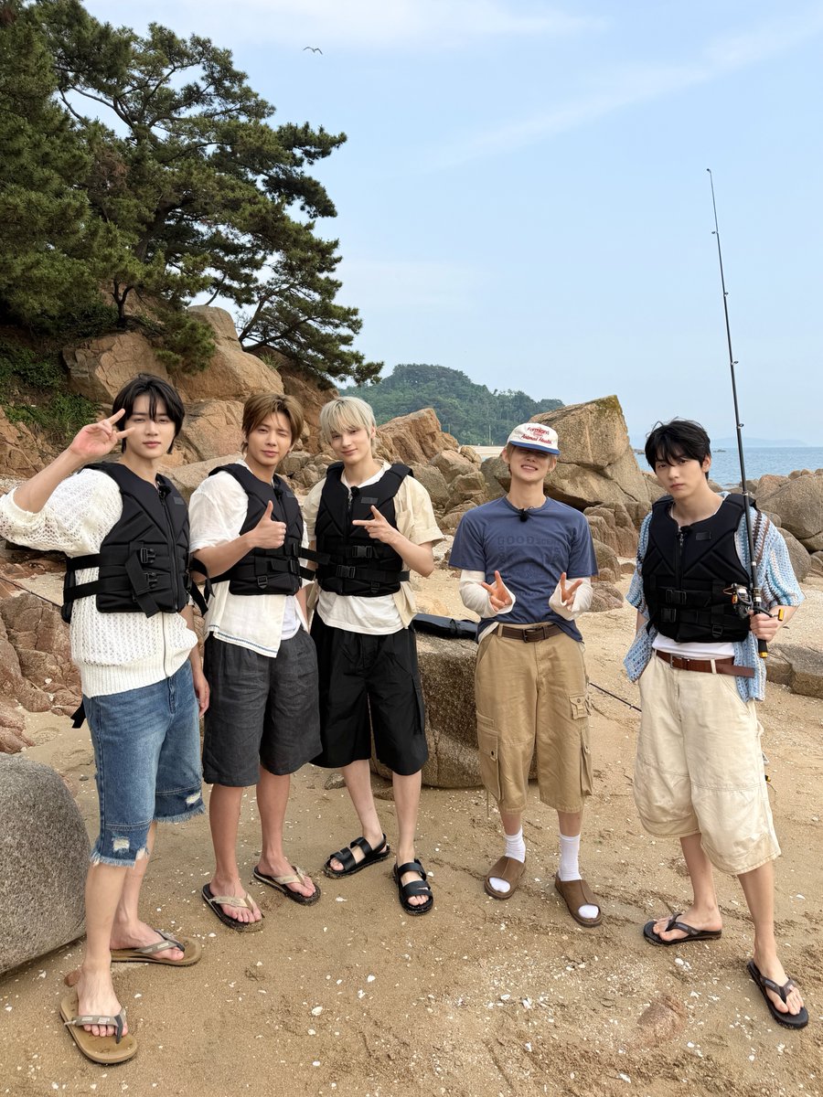 TXT_bighit's tweet photo. <TXT의 여름방학일기> 우리들의 바다일기 🌅💭

본편 🔗 https://t.co/J9ABhkQYHK

#투모로우바이투게더 #TOMORROW_X_TOGETHER #TXT
#Summer_Diary_TXT https://t.co/qt2hA2GquC