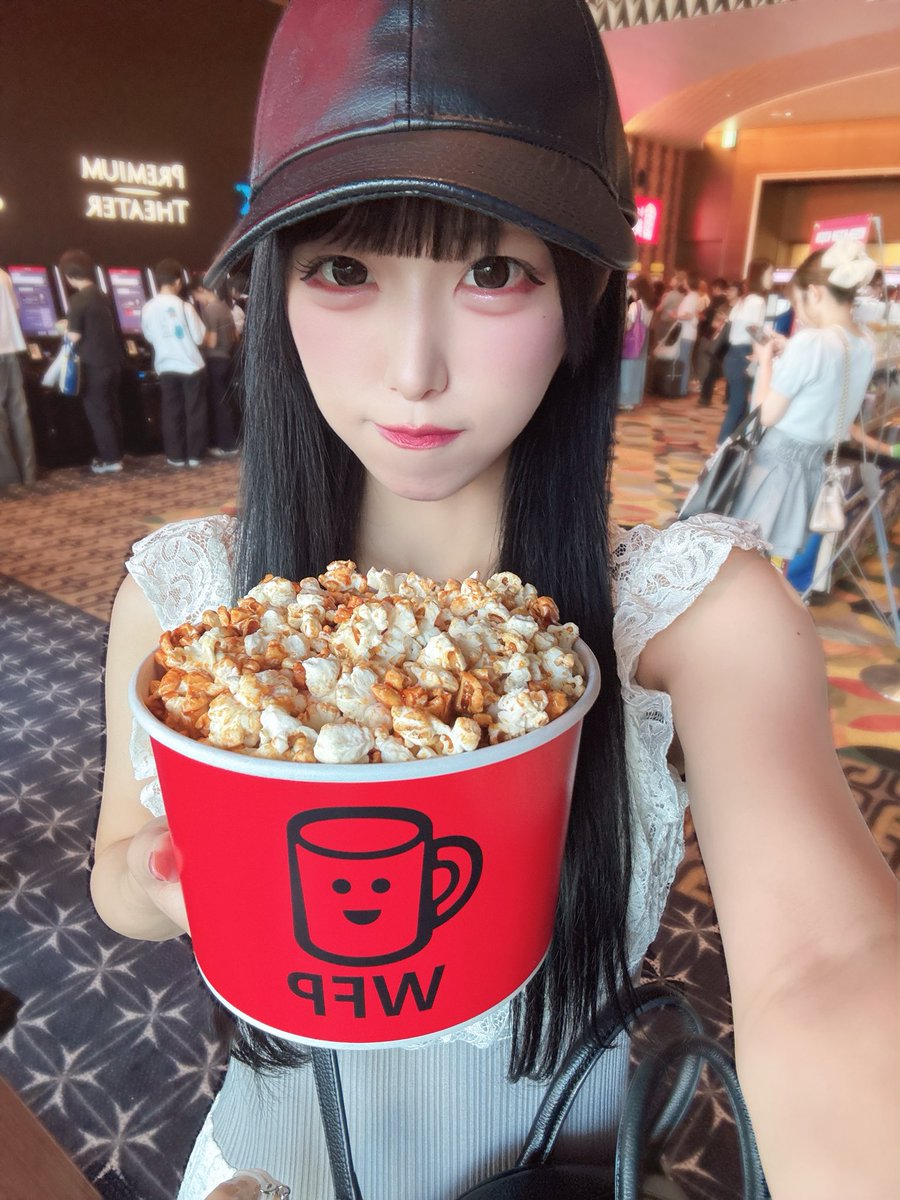 maid_kohuyu's tweet photo. 1人で食べるには多すぎるポップコーンで詰んでいるこふゆさん🍿↓ https://t.co/VYH8Izx78a