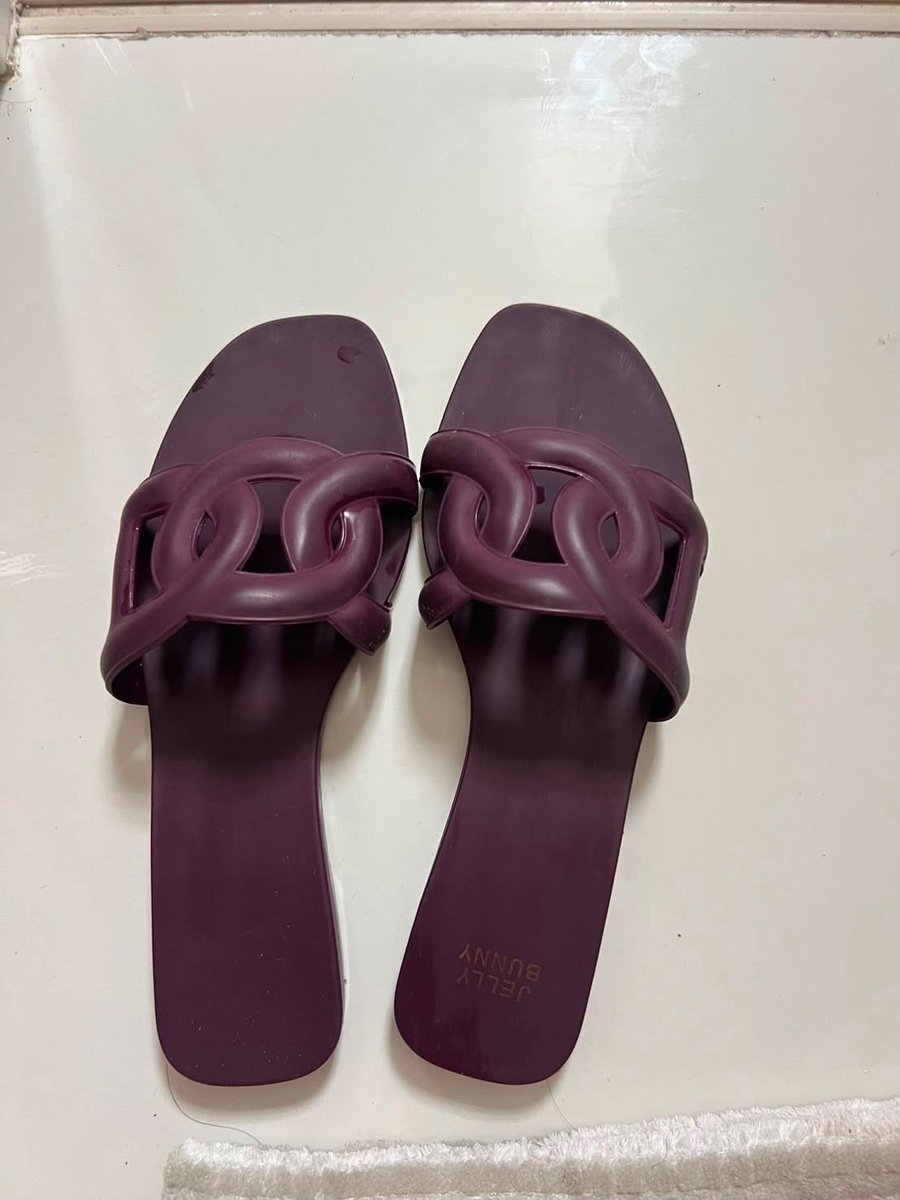 mmommaam's tweet photo. ส่งต่อรองเท้าค้าบ🩴♥️

Jelly bunny สี dark red ไซส์ 37
— 390฿ (โลโก้จางนิดหน่อย)

ดูพตเดมได้เลย @paparusseee 

#ส่งต่อ #ส่งต่อรองเท้ามือสอง #ส่งต่อjellybunny #jellybunny https://t.co/ghyK438tlp