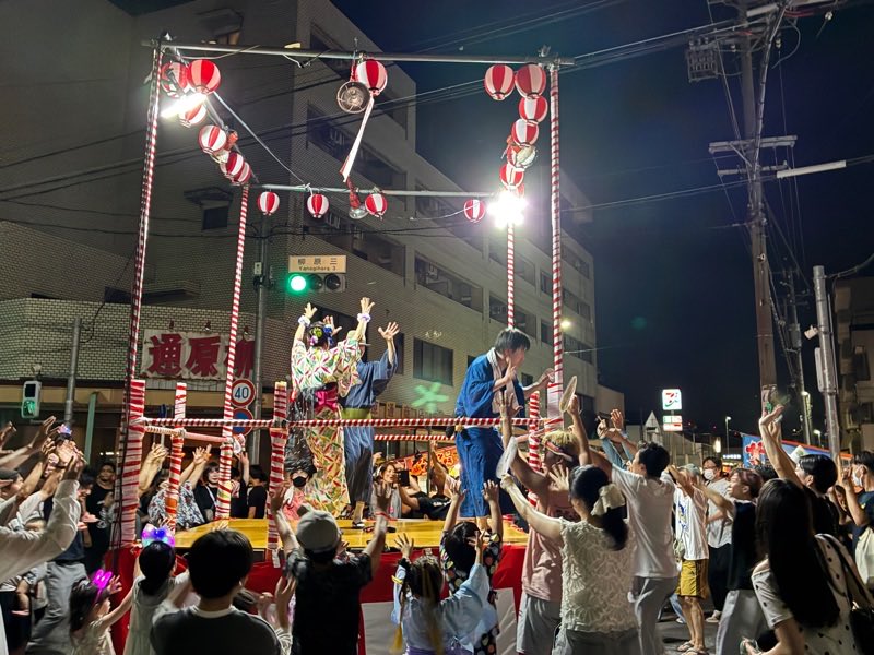 terawo7's tweet photo. 名古屋の夏よ、柳原の第73回目。
恒例のジャズも聞きつつ、盆踊りも観る。
普段踊られない方を巻き込んでるのが凄いなと。 https://t.co/LbFX9oc1TO