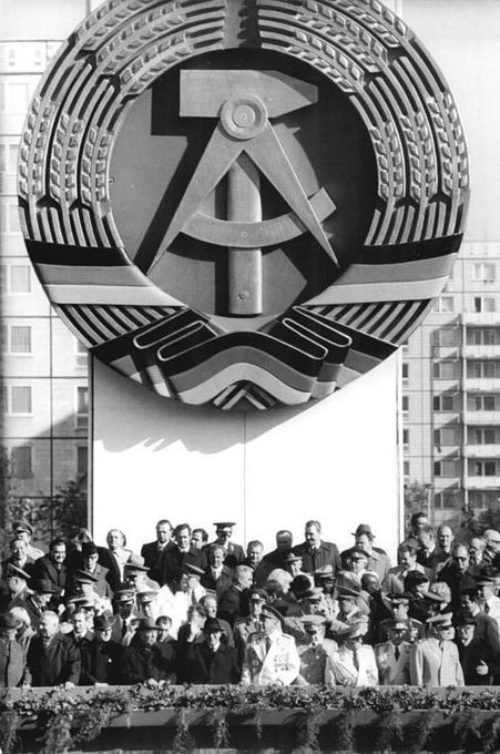 MarxistInfo's tweet photo. 𝙒𝙚 𝙡𝙞𝙫𝙚 𝙞𝙣 𝙩𝙝𝙚 𝙧𝙪𝙞𝙣𝙨 𝙤𝙛 𝙖 𝙎𝙪𝙥𝙚𝙧𝙞𝙤𝙧 𝘾𝙞𝙫𝙞𝙡𝙞𝙯𝙖𝙩𝙞𝙤𝙣. https://t.co/lzPVJS16Lv