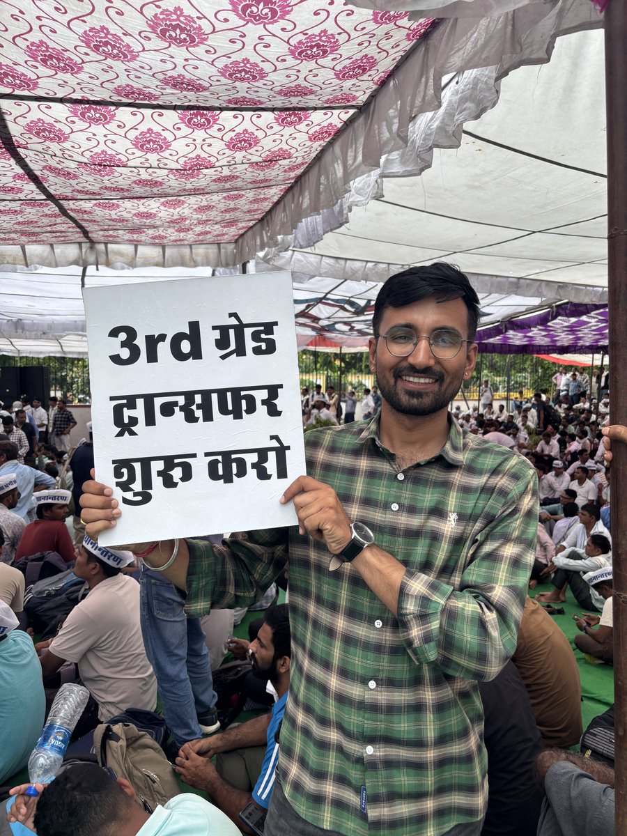 PradeepJyani8's tweet photo. माननीय मुख्यमंत्री जी, लाखों तृतीय श्रेणी शिक्षकों के दर्द को समझें। बरसों से गृह जिले का इंतजार कर रहे शिक्षकों को तबादला नीति का तोहफा दें। 🙏
​ @madandilawar
#मदन_दिलावर_इस्तीफा_दो
@RajCMO @BhajanlalBjp https://t.co/E1Xo0zK3I0