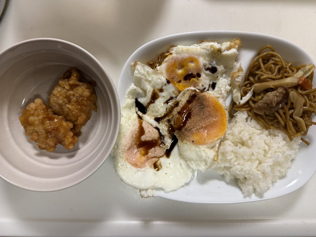Fe26057D's tweet photo. 昼の時点でチャッピーから脂質が足りてないって言われたので、脂質を取りつつタンパク質も💪

夜ごはん
ごはん70g、焼きそば0.33人前、目玉焼き3個、から揚げ2個 https://t.co/823ALG9SJT