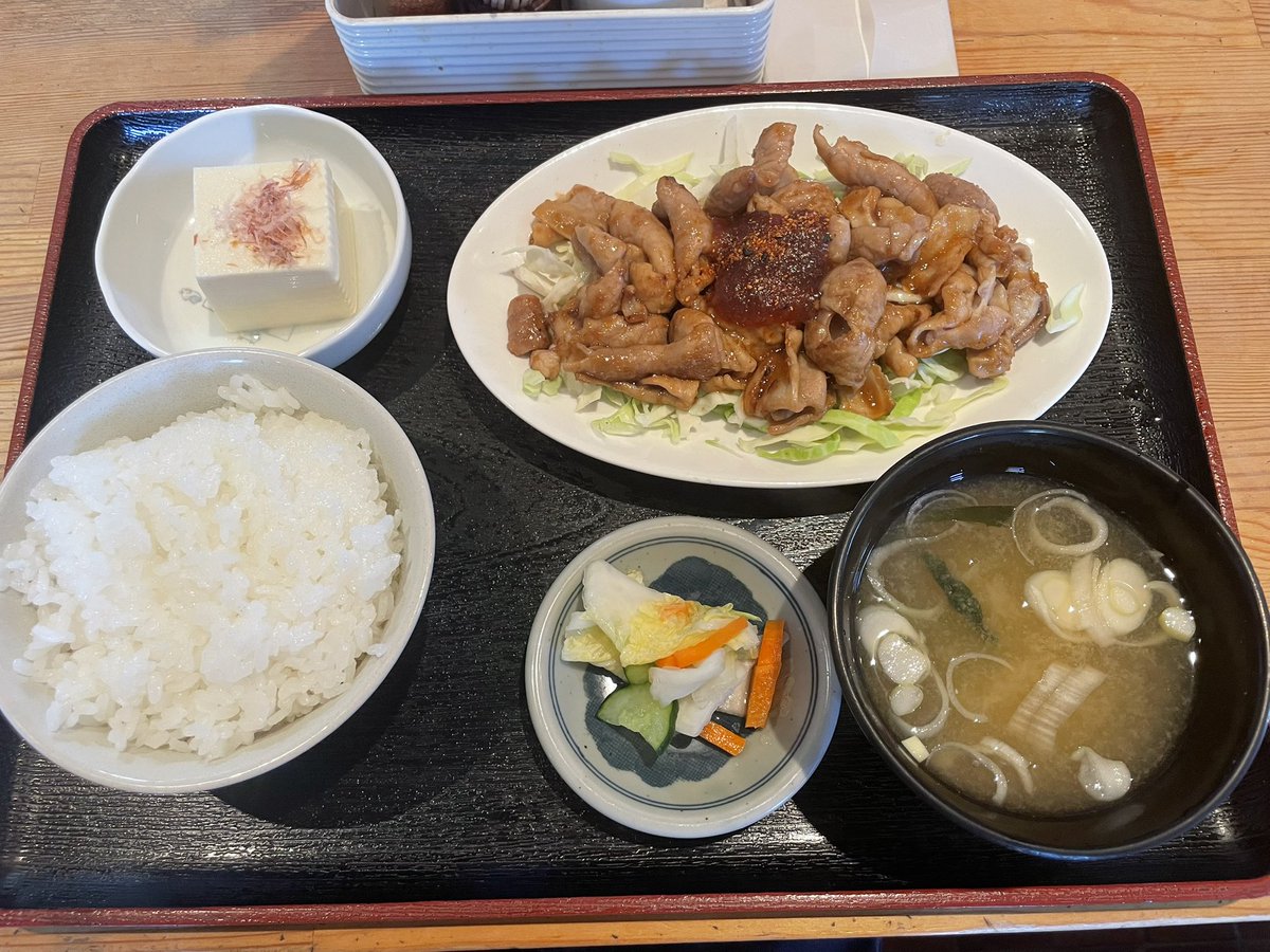 menmaou's tweet photo. 喜楽屋 神龍 @会津美里町
ホルモン定食 🍽️900円

会津高田駅前のお店
美里といえば“美里ホルモン”
甘辛ダレを纏ったブリンブリンのホルモンに
さらに七味の掛かった濃い追い味噌ダレ
米がススム仕様😍

小鉢の冷奴が箸休めに丁度良い

会津白べこラーメンなる気になるメニューも！！
#喜楽屋神龍 https://t.co/01ojYUJivf