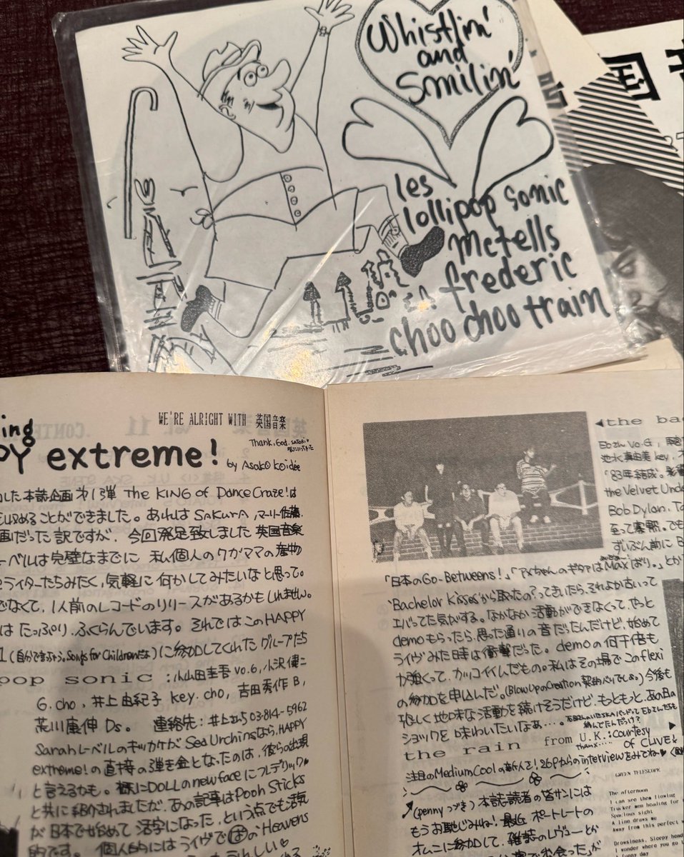 inuchiyo_1994's tweet photo. 英国音楽を小出さんに見せていただけました！@asakopastelism さん。
手書きの文字に込められた情熱が素晴らしかったです！
ロリポップソニックのソノシート！初めて実物を見ることができました。
ソノシートのデザインは小山田さんです。 https://t.co/vJwrEPs0jG