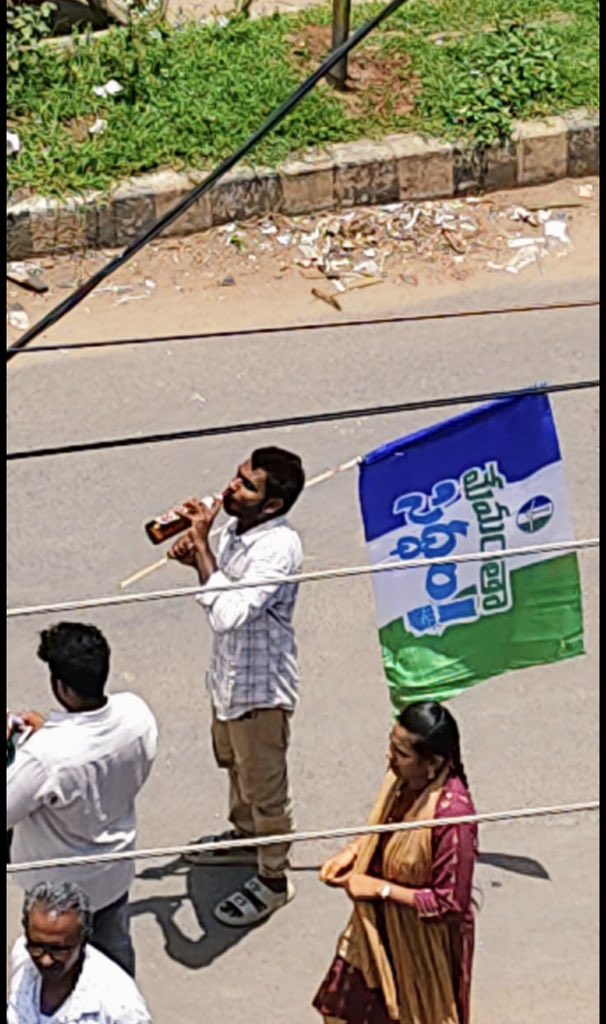 ManojPKCult's tweet photo. For tobacco farmers, @ysjagan's successors are "ready" with liquor bottles. 
#YcpCriminalPolitics
#PsychoFekuJagan
#AndhraPradesh https://t.co/urgLY77OKF