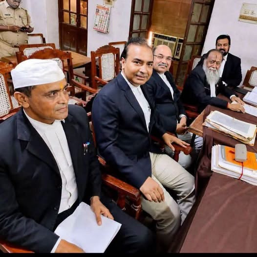 sumit1kalra's tweet photo. 🫵एक बहुत बड़ी खबर आप लोगों से छुट न जाए, इसलिए आप लोगों के सामने प्रस्तुत कर रहा हूं...!🚩

ज्ञानवापी मामले में शुक्रवार को वादी संख्या 2 और 5 तक की दलीलें कल पूरी हो गयीं हैं.... 

कल हरिशंकर जैन के साथ कोर्ट पहुंचे, सुप्रीम कोर्ट के अधिवक्ता अश्वनी उपाध्याय ने बताया कि... 

मुस्लिम साइड उस स्थान को ज्ञानवापी मस्जिद साबित करने में फेल हो गया है, जल्द ही वहां नमाज पढ़ना बंद होगा, और पूरे देश से हिन्दू वहां आकर पूजा करेंगे.

अश्विनी उपाध्याय जी ने बताया कि कल हरिशंकर जैन जी ने अपनी दलीलें पूरी कर लीं है... इस स्थान पर न प्लेसेज ऑफ़ वर्शिप एक्ट लागू होता है और ना ही वक्फ एक्ट लागू होता है, 

मुस्लिम पक्ष ने दलील दी है कि हम यहां 600 साल से नमाज पढ़ते आ रहे हैं !! तो कोई वहां 1000 साल से भी नमाज पढ़ रहा हो तो वह मस्जिद नहीं बनेगा, क्यों कि वह मंदिर था और हमेशा रहेगा, इसलिए वो मस्जिद नहीं है.....!!

इसके आलावा उन्होंने जो उसे वक्फ संपत्ति घोषित करने के डाक्यूमेंट दिए हैं वो भी मंडुआडीह के हैं... जो कि बाबा विश्वनाथ मंदिर से 15 किलोमीटर दूर है. इसके अलावा उसमे जो डाक्यूमेंट दिए गए हैं उसमे देने वाले का नाम भी नहीं है 

! अश्वनी उपाध्याय जी ने कहा कि मुस्लिम साइड ने पूरी तरह से, ज्ञानवापी को मस्जिद बताने में फेल हुआ है.... जल्द ही वहां नमाज पढ़ना बंद होगी और पूरे देश भर से हिन्दू लोग आएंगे और पूजा करेंगे. 

उन्होंने कहा कि, हम जब मेन्टेनिबिलिटी का मुकदमा ख़त्म कर लेंगे तो मस्जिद की कार्बन डेटिंग की याचिका भी दायर करेंगे...
सत्यमेव जयते🚩
हर हर महादेव........❤🚩🙏

साभार