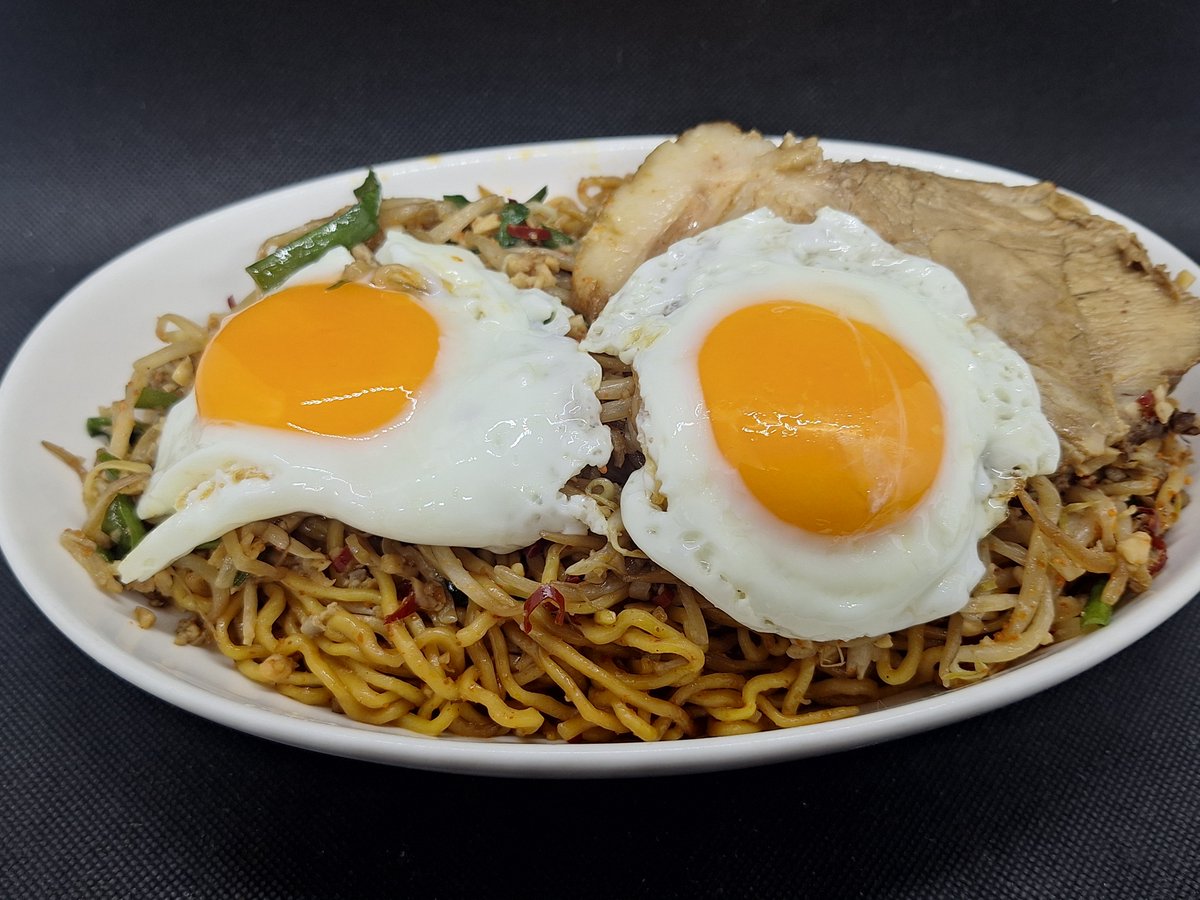 shujik3's tweet photo. またかと思われそうな人生餃子さんのテイクアウト
皿台湾とチャーシュー丼
金曜日から値上げなので駆け込みで
皿台湾にチャーシュー2枚だと100円の値段差
大した額ではないかもしれないけどそりゃあ安い方が客としては嬉しい
やってみたかった目玉焼きトッピング
ちょい辛(激辛)でも難なく行けるぞ🤣 https://t.co/uUxdgDL6NZ