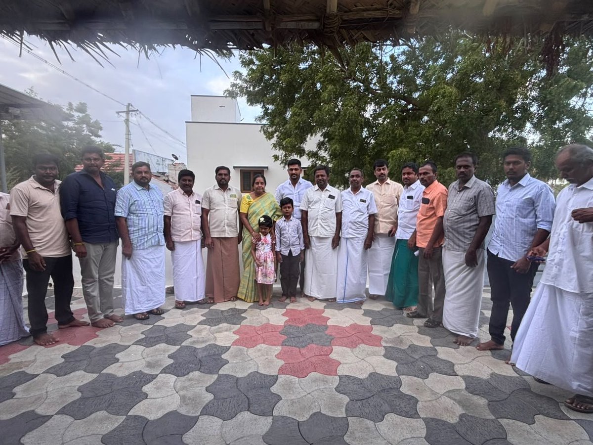 VanathiBJP's tweet photo. தமிழக பாஜக மாநில இளைஞரணி மாநில துணைதலைவர்  திரு.யோகிஸ்வரன் அவர்களின் குழந்தைகளின் காதணி விழா சமீபத்தில் நடைபெற்றது. அன்று கலந்து கொள்ள இயலாதால் இன்று அவருடைய இல்லத்திற்கு நேரில் சென்று அன்புக்குரிய குழந்தைகளை வாழ்த்தினேன். https://t.co/M2QC9tt0kn