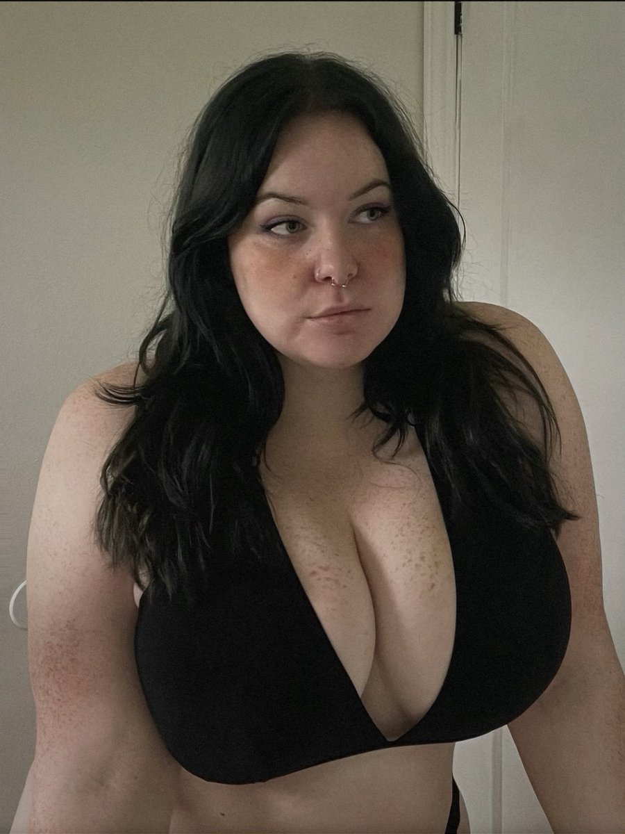 findomlust's tweet photo. all i have to do is snap my fingers and i get what ever i want ♡ https://t.co/riWgdl1ktT