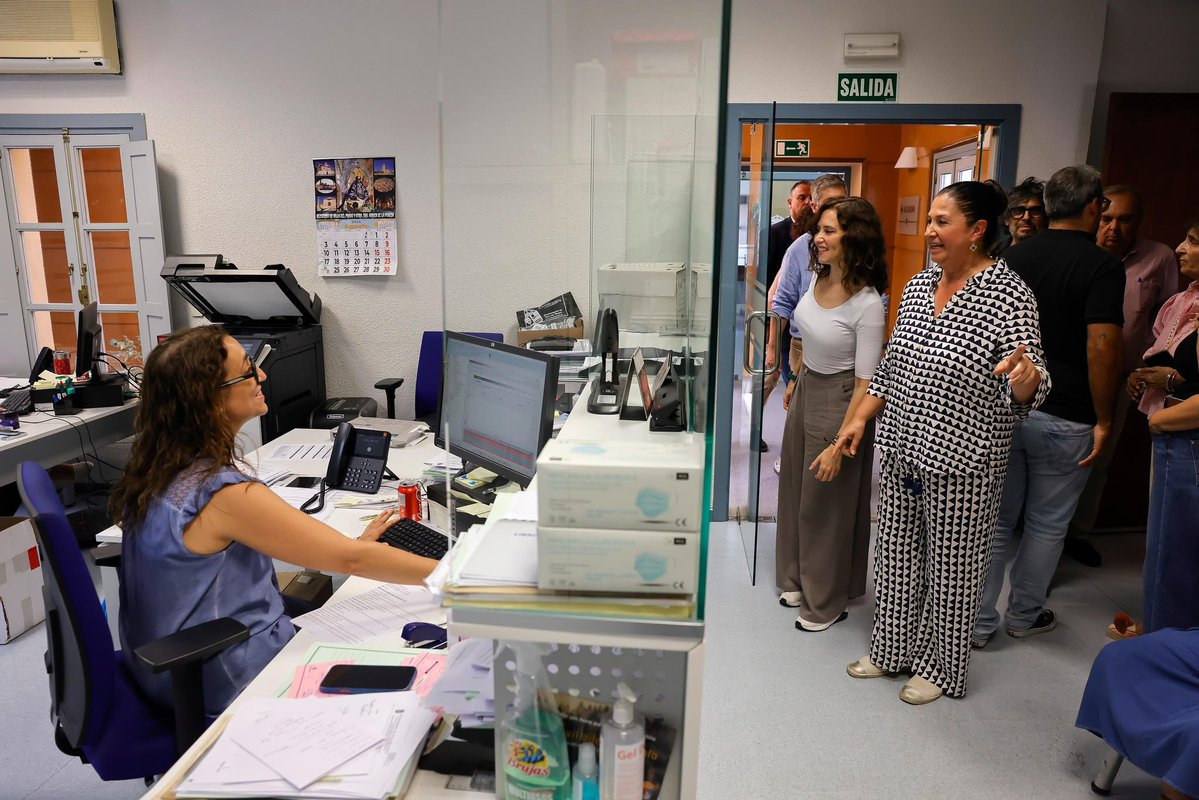 IdiazAyuso's tweet photo. El 88% del plan de #Reconstrucción está en marcha.

Las labores de retirada de escombros y la recuperación de carreteras dañadas, también.

Gracias a los nuevos donantes que se van sumando cada día.

Hoy, en Villa del Prado. https://t.co/VQ6IUeahP2