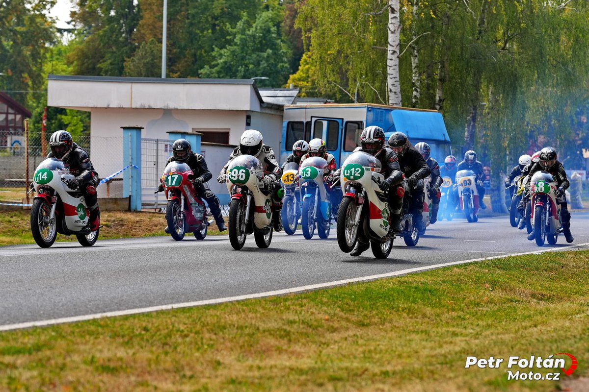 Moto_cz's tweet photo. Vůně benzínu pod Zelenou horou! 🏍️ Jubilejní 45. ročník v srpnu 2026 nabídl skvělou podívanou 🙂 🥰 🏍 Celý report a fotky najdete v odkazu 👇
🔗 https://t.co/EYXqlTIcpv
#motocz #zavodymotocyklu #roadracing #nepomuckytrojuhelnik #nepomuk #veterani #amknepomuk https://t.co/tYau3XavMx