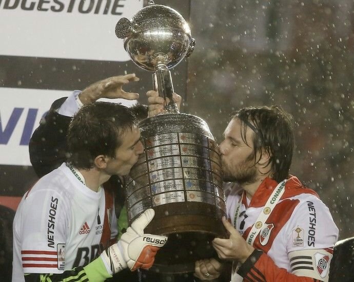 River_LBT14's tweet photo. Hace 11 años, Campeones de America por tercera vez... Gracias eternas ⚪️🔴⚪️🐔🏆 https://t.co/1TDAmCYNNe