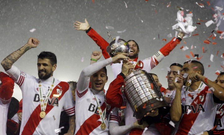 River_LBT14's tweet photo. Hace 11 años, Campeones de America por tercera vez... Gracias eternas ⚪️🔴⚪️🐔🏆 https://t.co/1TDAmCYNNe