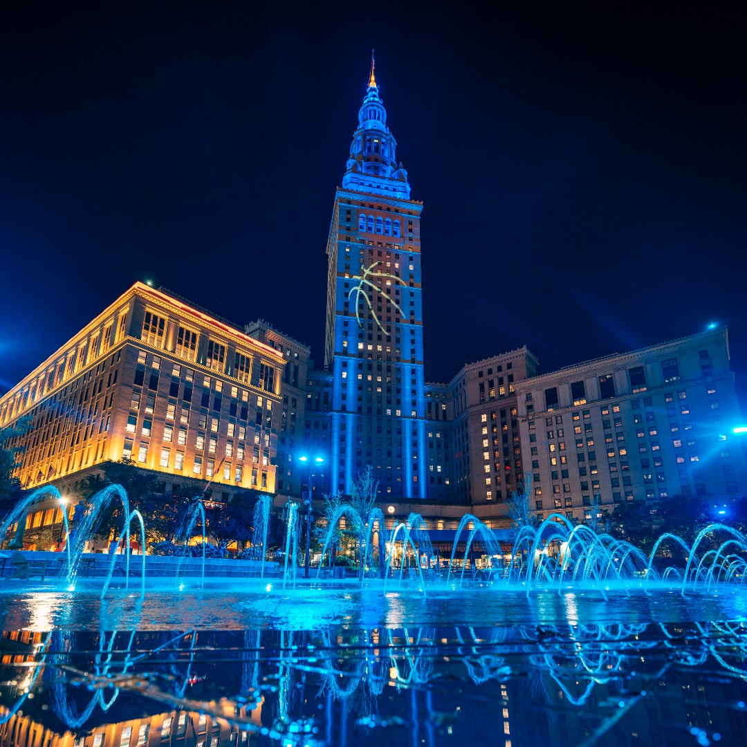 TheCLE's tweet photo. Terminal Tower lit blue last night to welcome the Cleveland Sirens to town 💙

📸: Gabe Wasylko

#thelandforlife #wnba #sirens #clevelandsirens #wnbacleveland https://t.co/e0gwkxs6UD
