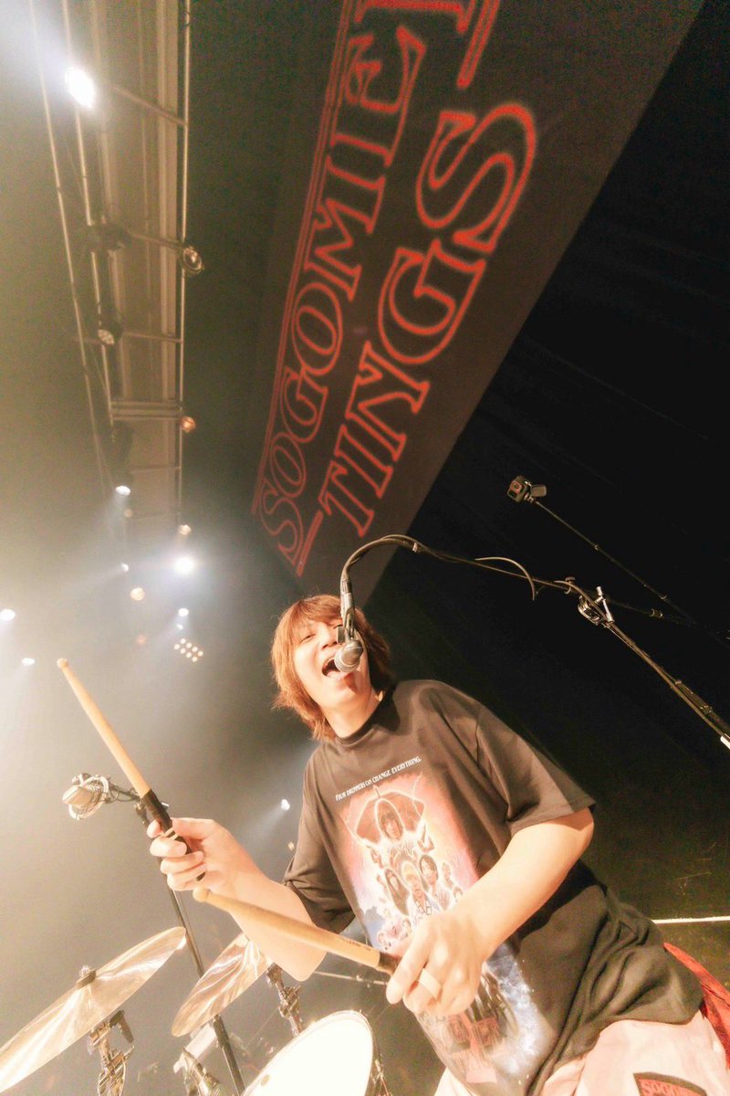 KYUSO_NEKOKAMI's tweet photo. 【#ソゴウ会】

◼️8/5(水) @ なんばHatch
清水音泉presents
「SOGO MEETINGS 2 -太鼓奏者の邂逅゛-」

3年ぶりのソゴウ会🥁
ありがとうございました‼️

1.ウィーワーインディーズバンド
2.The band
3.ファントムヴァイブレーション
4.家
5.家(急遽)[ソゴウVo.]
6.変な踊り
7.DQNなりたい、40代で死にたい
8.ハッピーポンコツ

📸@fujii_taku