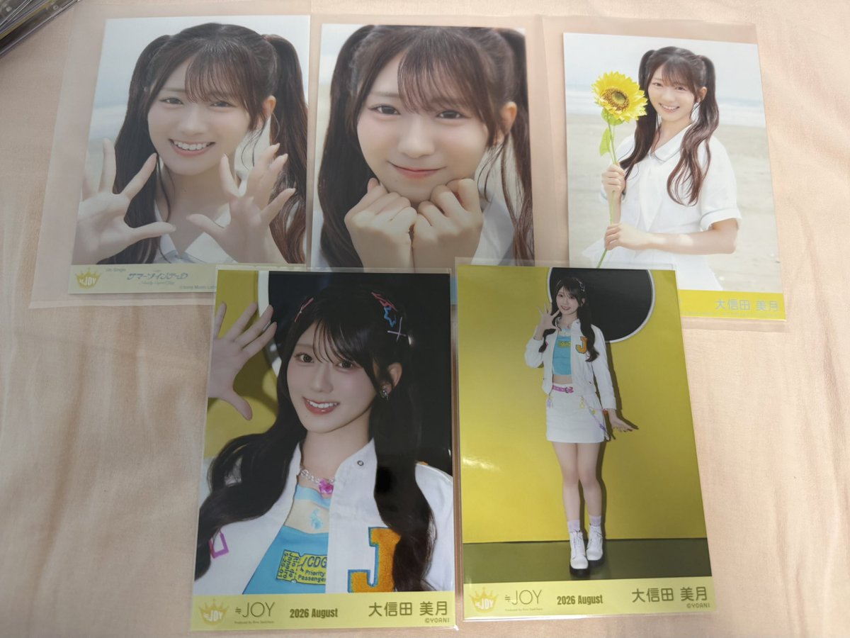 iweeo9w's tweet photo. @emi53766 検索より失礼いたします。画像の大信田所持しております。IDフォト電話番号ポーズ逢田、vol.4(白背景)笑顔藤沢との交換箇所ございますでしょうか。8/19現地でのトレを希望しております。 https://t.co/8pXkp2u351