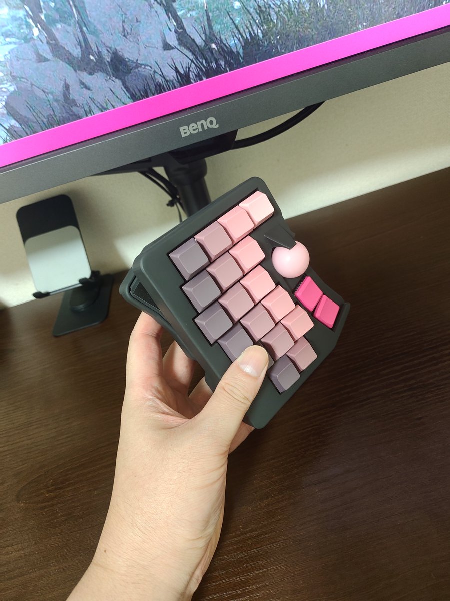 seroro01's tweet photo. あと上下のケースは磁石でくっつくようにしたいな
ツメだとやはり脆いみたいで、開け閉めを繰り返すとすぐ壊れちゃう。
#自作キーボード https://t.co/wj0EZPHB8Q